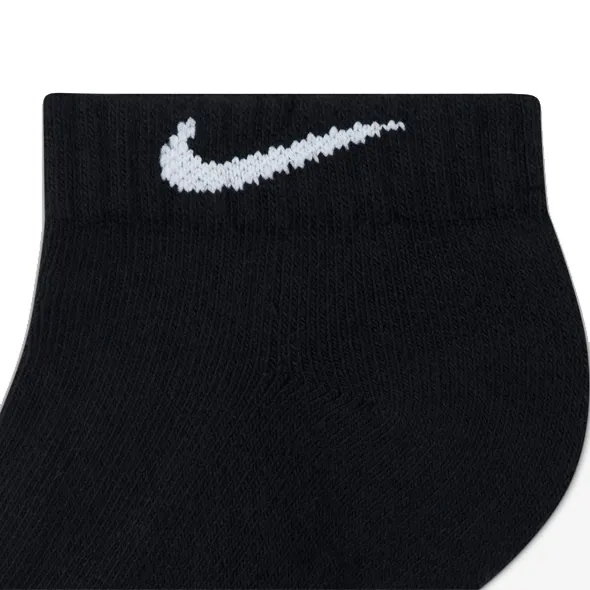 Close-up do logo branco em meia Nike preta